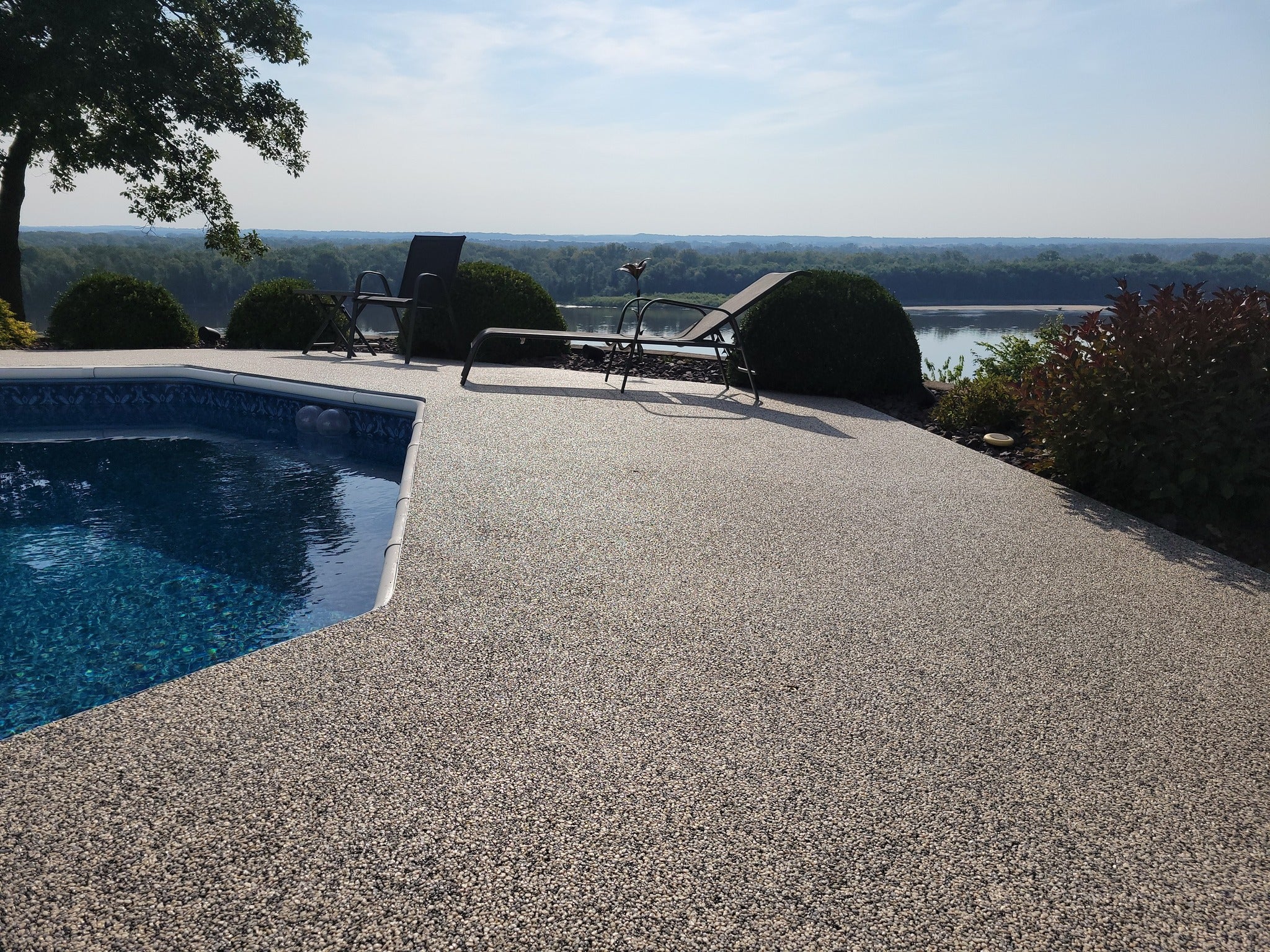 Poolside resin-bound surface in the Vuba Mississippi blend, Vuba reference installation